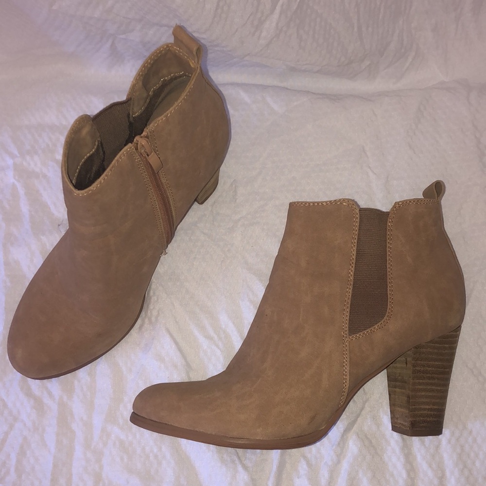 De Blossom Collection Comfort Woman’s Marlina-1 Size 9 Tan Heeled Suede Style - Picture 2 of 8